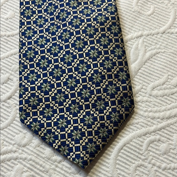 Hickey Freeman Blue and White Silk Tie with  Pattern - Picture 2 of 8
